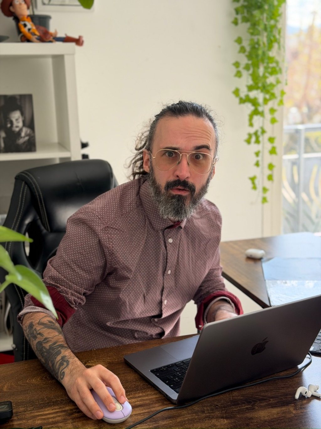 Arthur, founder of Invumi, working at his desk